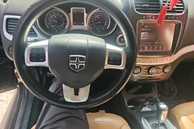 Used Dodge Journey 2013 2.4L Two-Wheel Drive Luxury Version Steering Wheel