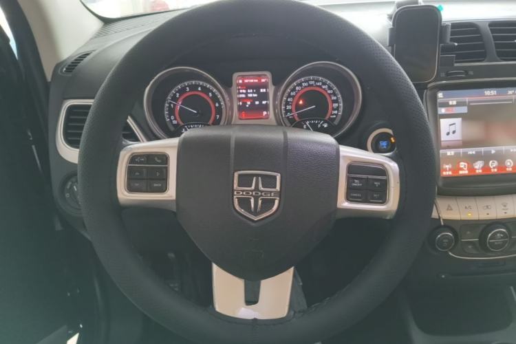 Used Dodge Journey 2013 2.4L Two-Wheel Drive Luxury Version Steering Wheel