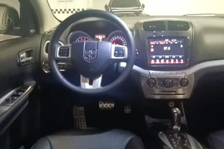 Used Dodge Journey 2013 2.4L Two-Wheel Drive Luxury Version Steering Wheel