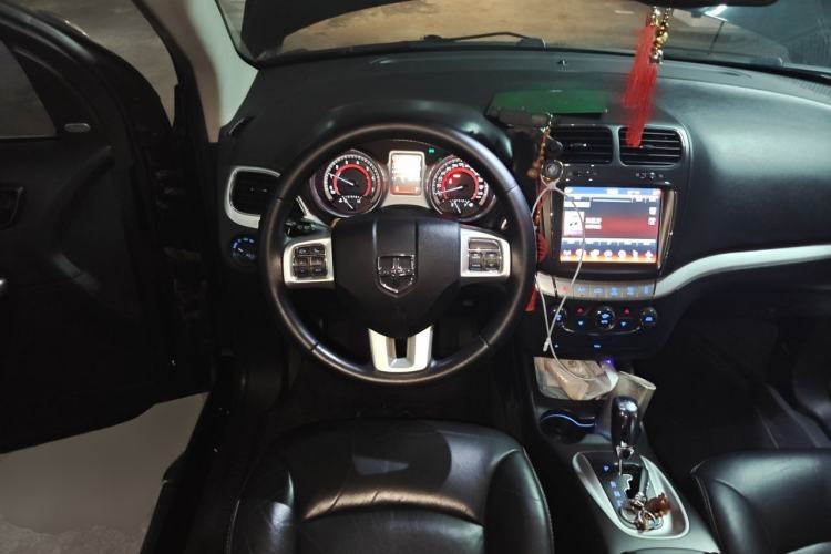 Used Dodge Journey 2013 2.4L Two-Wheel Drive Luxury Version Steering Wheel