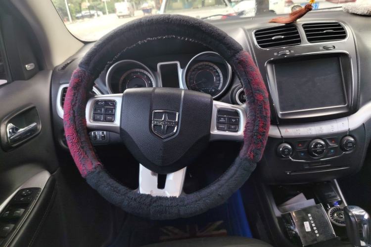 Used Dodge Journey 2013 2.4L Two-Wheel Drive Luxury Version Steering Wheel