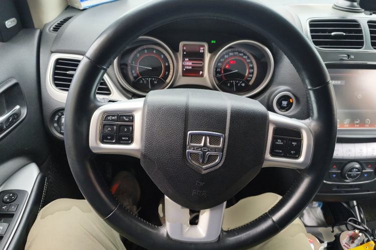 Used Dodge Journey 2013 2.4L Two-Wheel Drive Luxury Version Steering Wheel