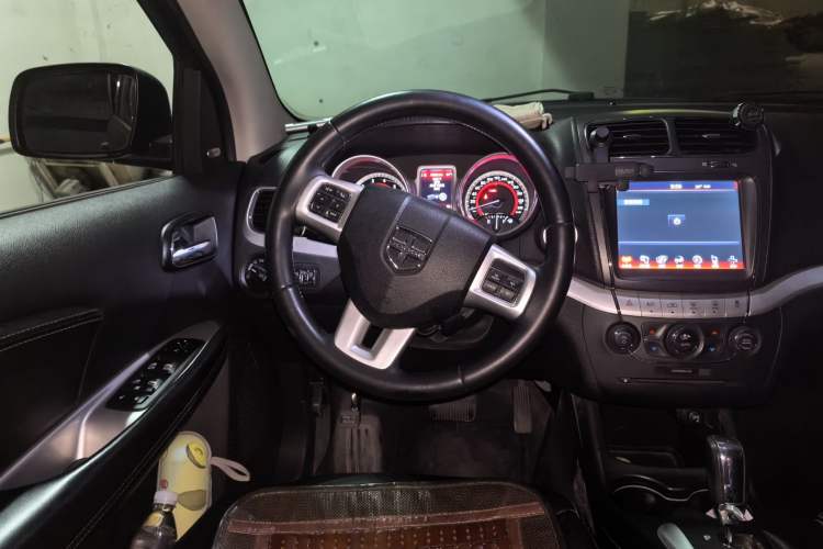 Used Dodge Journey 2013 2.4L Two-Wheel Drive Luxury Version Steering Wheel