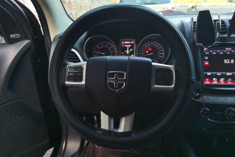Used Dodge Journey 2013 2.4L Two-Wheel Drive Luxury Version Steering Wheel