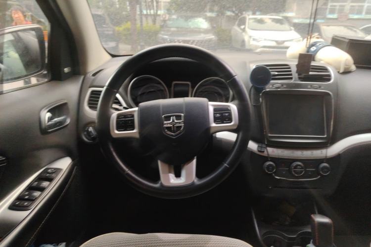 Used Dodge Journey 2013 2.4L Two-Wheel Drive Luxury Version Steering Wheel