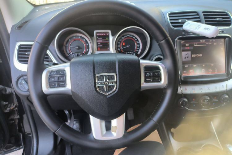 Used Dodge Journey 2013 2.4L Two-Wheel Drive Luxury Version Steering Wheel