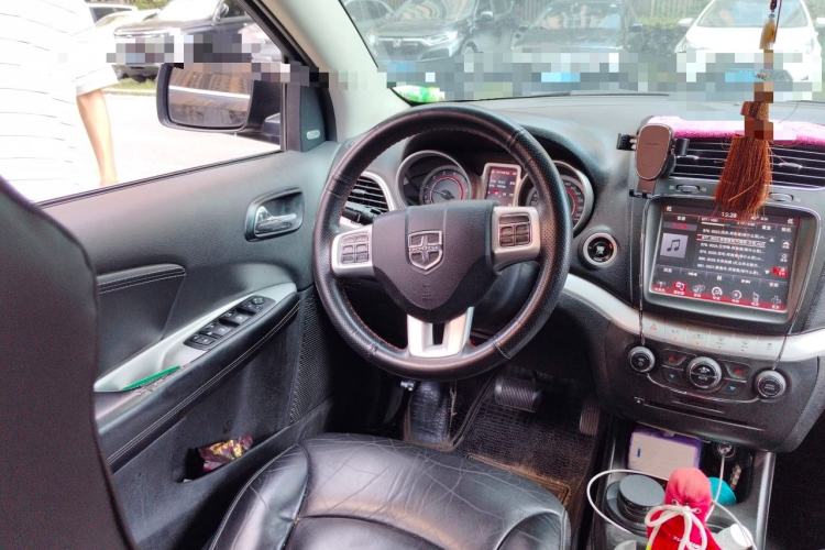 Used Dodge Journey 2013 2.4L Two-Wheel Drive Luxury Version Steering Wheel