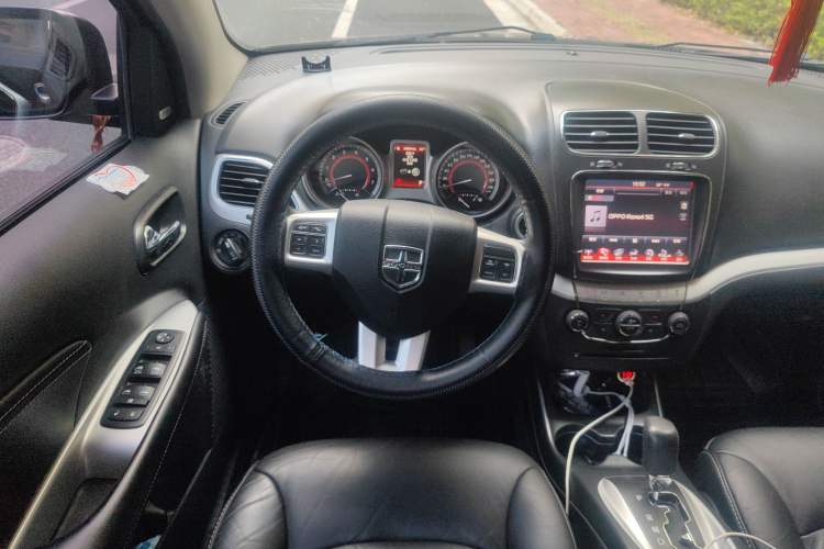 Used Dodge Journey 2013 2.4L Two-Wheel Drive Luxury Version Steering Wheel