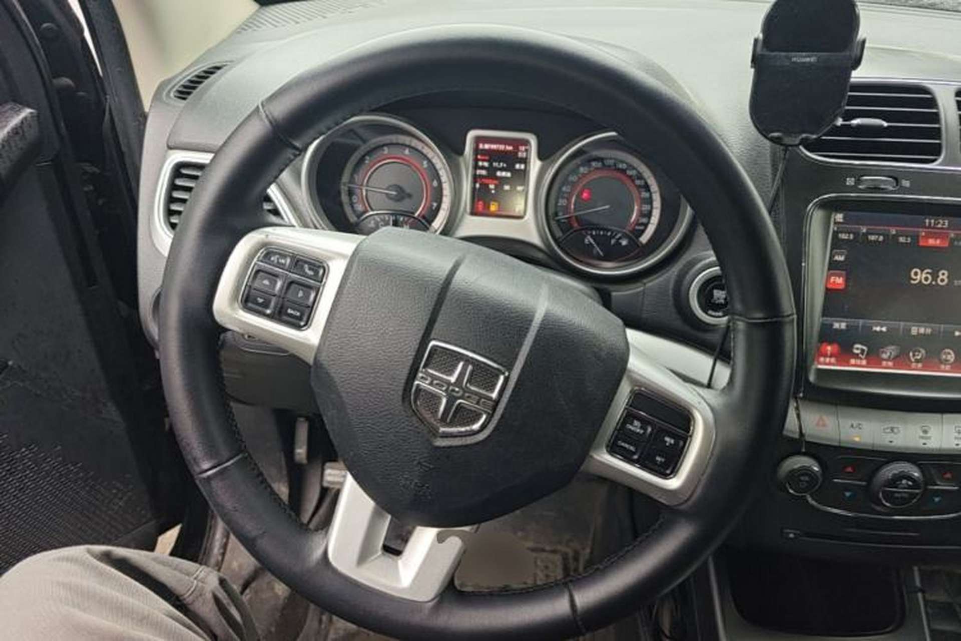 Used Dodge Journey 2013 2.4L Two-Wheel Drive Luxury Version Steering Wheel