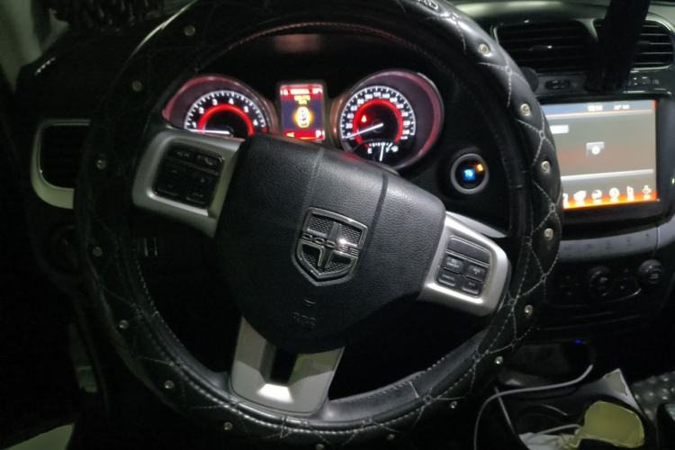 Used Dodge Journey 2013 2.4L Two-Wheel Drive Luxury Version Steering Wheel