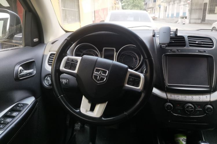 Used Dodge Journey 2013 2.4L Two-Wheel Drive Luxury Version Steering Wheel