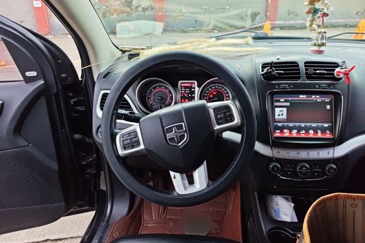 Used Dodge Journey 2013 2.4L Two-Wheel Drive Luxury Version Steering Wheel