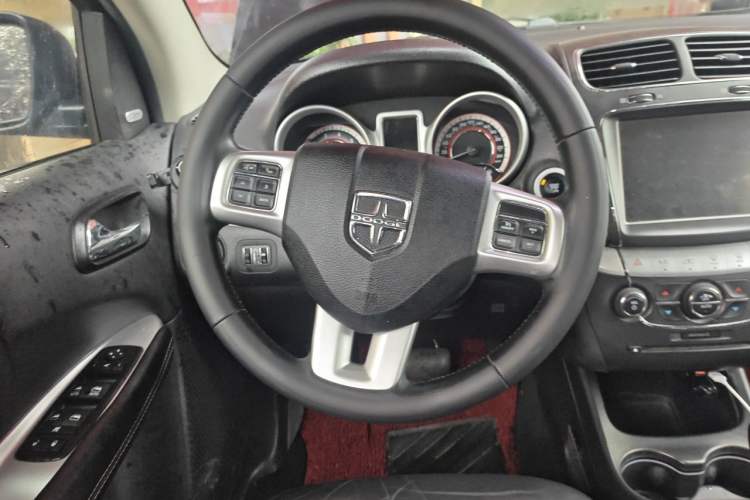 Used Dodge Journey 2013 2.4L Two-Wheel Drive Luxury Version Steering Wheel