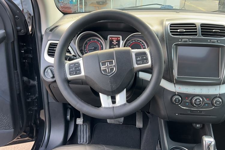 Used Dodge Journey 2013 2.4L Two-Wheel Drive Luxury Version Steering Wheel