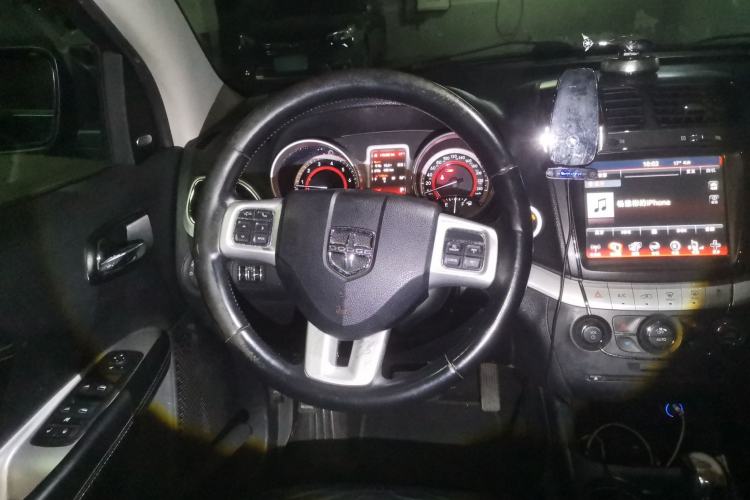 Used Dodge Journey 2013 2.4L Two-Wheel Drive Luxury Version Steering Wheel
