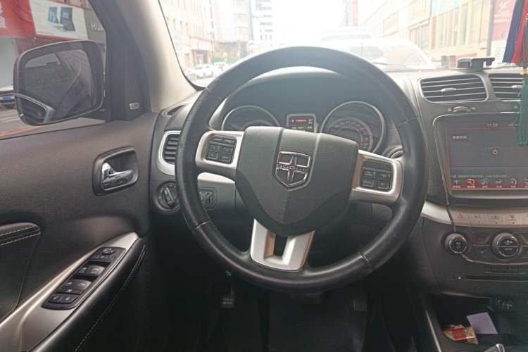 Used Dodge Journey 2013 2.4L Two-Wheel Drive Luxury Version Steering Wheel