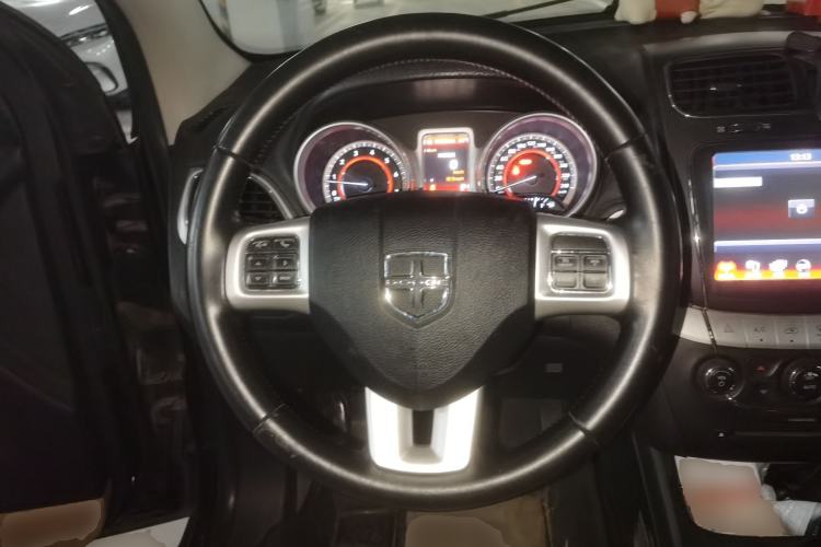 Used Dodge Journey 2013 2.4L Two-Wheel Drive Luxury Version Steering Wheel