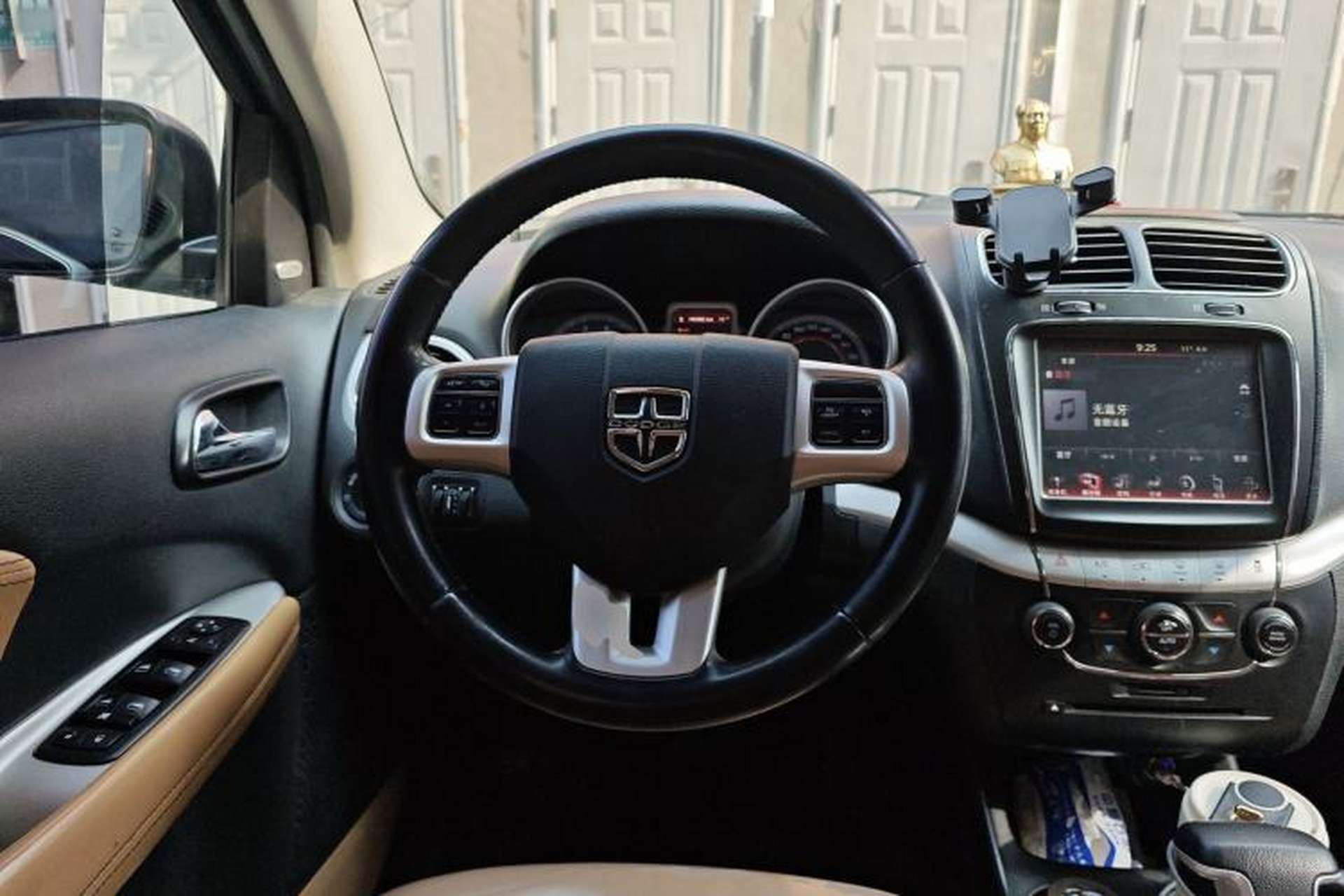 Used Dodge Journey 2013 2.4L Two-Wheel Drive Luxury Version Steering Wheel