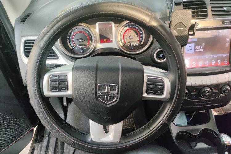 Used Dodge Journey 2013 2.4L Two-Wheel Drive Luxury Version Steering Wheel