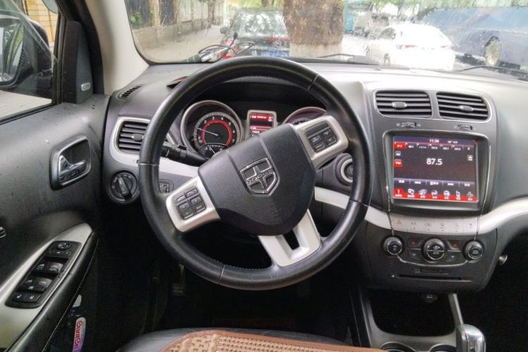Used Dodge Journey 2013 2.4L Two-Wheel Drive Luxury Version Steering Wheel