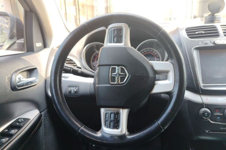 Used Dodge Journey 2013 2.4L Two-Wheel Drive Luxury Version Steering Wheel