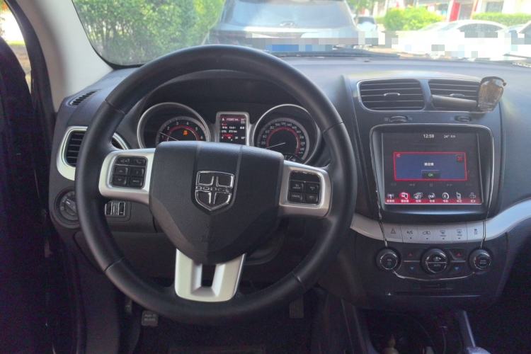 Used Dodge Journey 2013 2.4L Two-Wheel Drive Luxury Version Steering Wheel