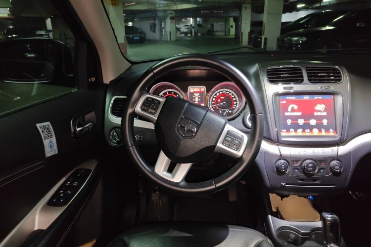 Used Dodge Journey 2013 2.4L Two-Wheel Drive Luxury Version Steering Wheel