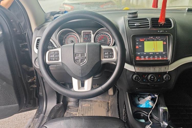 Used Dodge Journey 2013 2.4L Two-Wheel Drive Luxury Version Steering Wheel