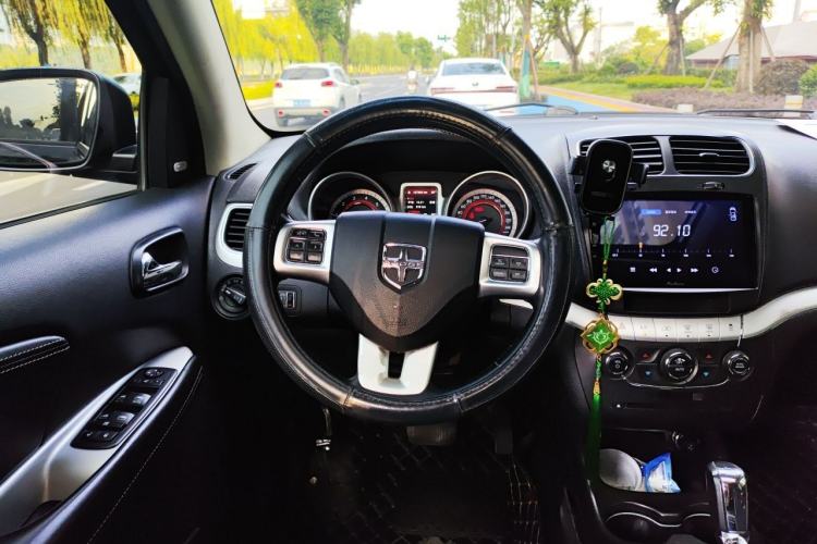 Used Dodge Journey 2013 2.4L Two-Wheel Drive Luxury Version Steering Wheel