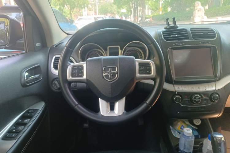Used Dodge Journey 2013 2.4L Two-Wheel Drive Luxury Version Steering Wheel