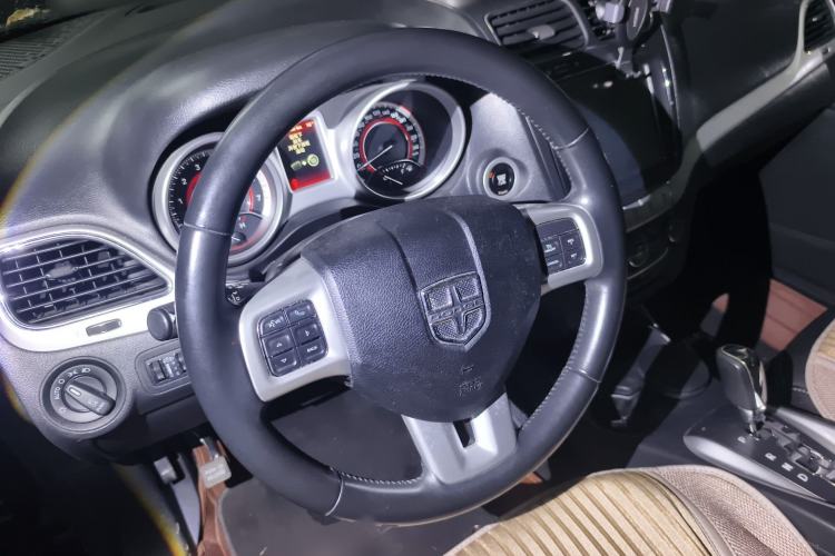 Used Dodge Journey 2013 2.4L Two-Wheel Drive Luxury Version Steering Wheel