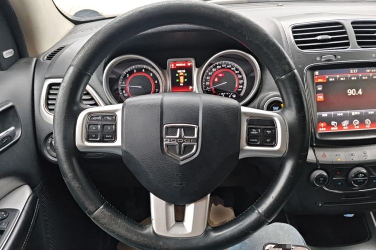 Used Dodge Journey 2013 2.4L Two-Wheel Drive Luxury Version Steering Wheel