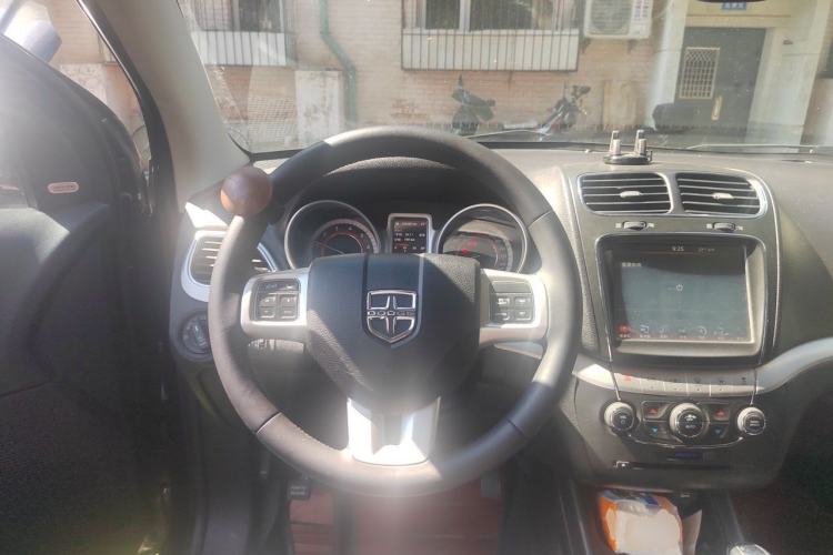 Used Dodge Journey 2013 2.4L Two-Wheel Drive Luxury Version Steering Wheel
