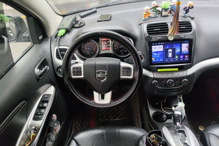 Used Dodge Journey 2013 2.4L Two-Wheel Drive Luxury Version Steering Wheel