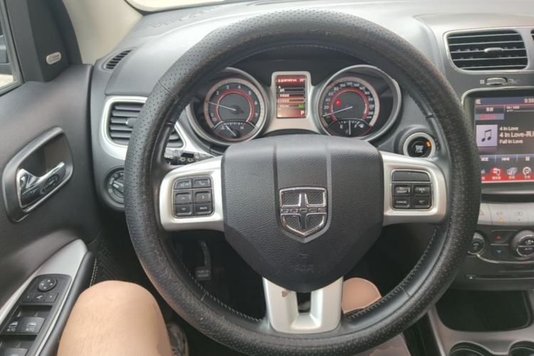 Used Dodge Journey 2013 2.4L Two-Wheel Drive Luxury Version Steering Wheel