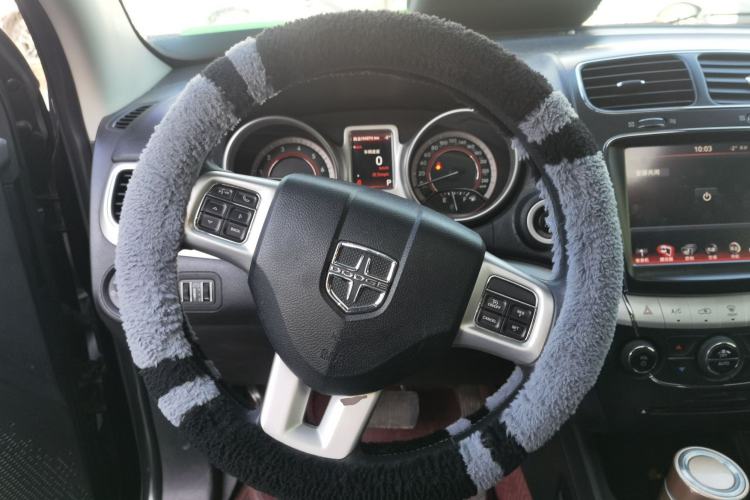 Used Dodge Journey 2013 2.4L Two-Wheel Drive Luxury Version Steering Wheel