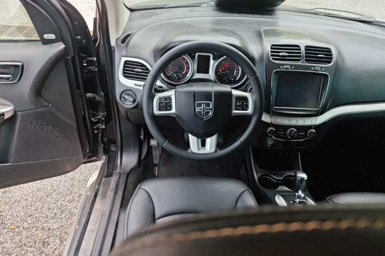 Used Dodge Journey 2013 2.4L Two-Wheel Drive Luxury Version Steering Wheel