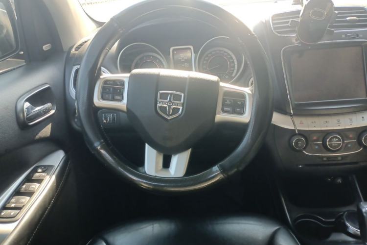 Used Dodge Journey 2013 2.4L Two-Wheel Drive Luxury Version Steering Wheel