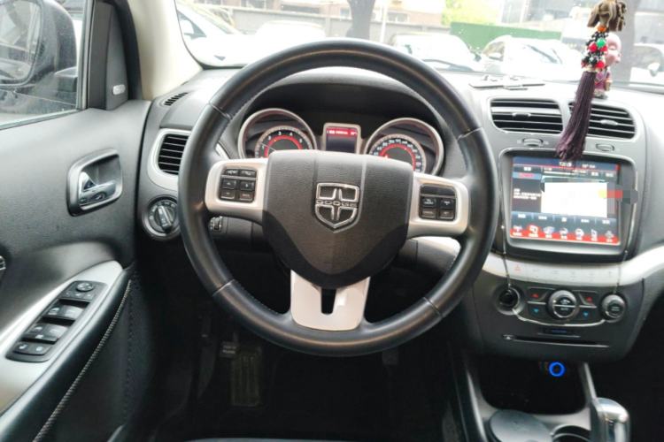 Used Dodge Journey 2013 2.4L Two-Wheel Drive Luxury Version Steering Wheel