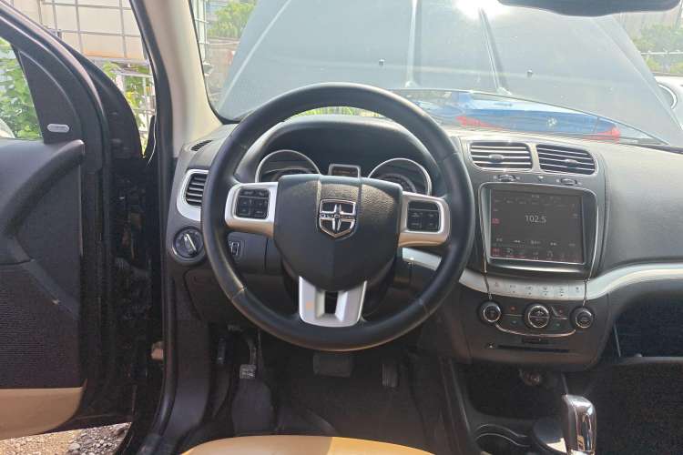 Used Dodge Journey 2013 2.4L Two-Wheel Drive Luxury Version Steering Wheel