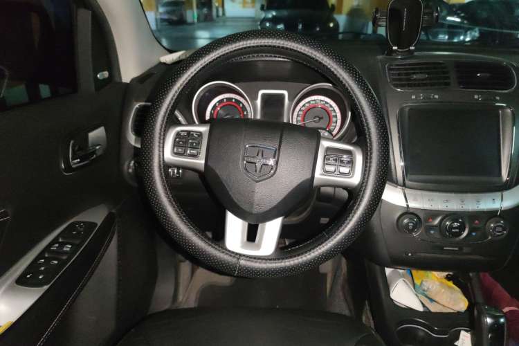 Used Dodge Journey 2013 2.4L Two-Wheel Drive Luxury Version Steering Wheel