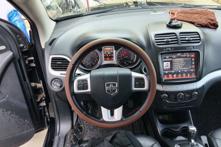 Used Dodge Journey 2013 2.4L Two-Wheel Drive Luxury Version Steering Wheel