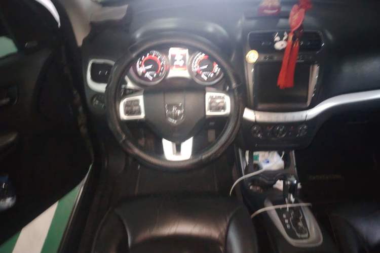 Used Dodge Journey 2013 2.4L Two-Wheel Drive Luxury Version Steering Wheel