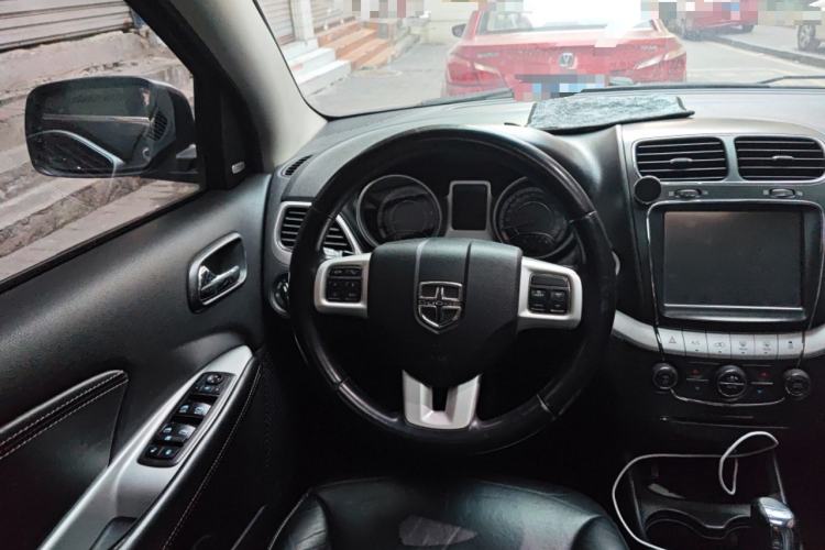 Used Dodge Journey 2013 2.4L Two-Wheel Drive Luxury Version Steering Wheel