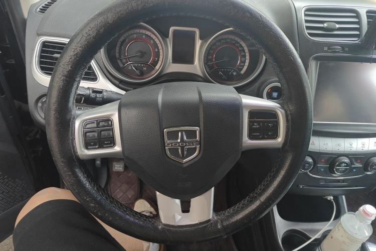 Used Dodge Journey 2013 2.4L Two-Wheel Drive Luxury Version Steering Wheel