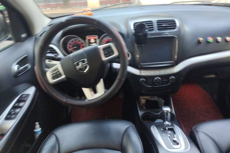 Used Dodge Journey 2013 2.4L Two-Wheel Drive Luxury Version Steering Wheel