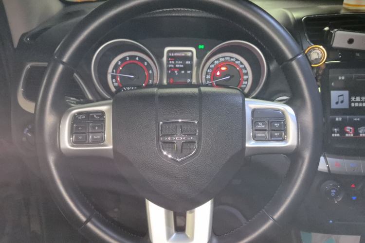 Used Dodge Journey 2013 2.4L Two-Wheel Drive Luxury Version Steering Wheel
