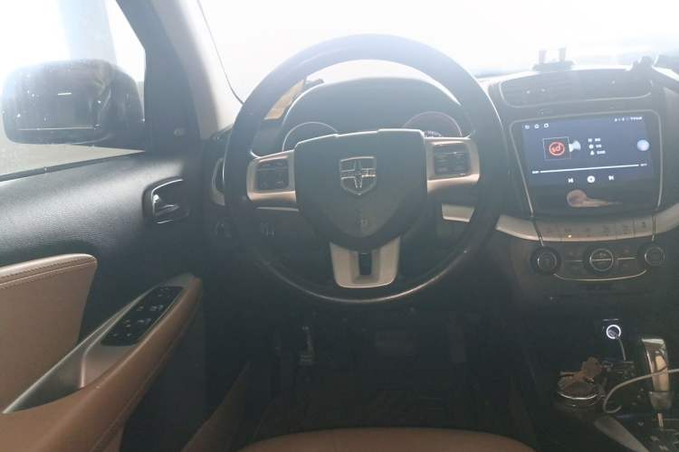 Used Dodge Journey 2013 2.4L Two-Wheel Drive Luxury Version Steering Wheel