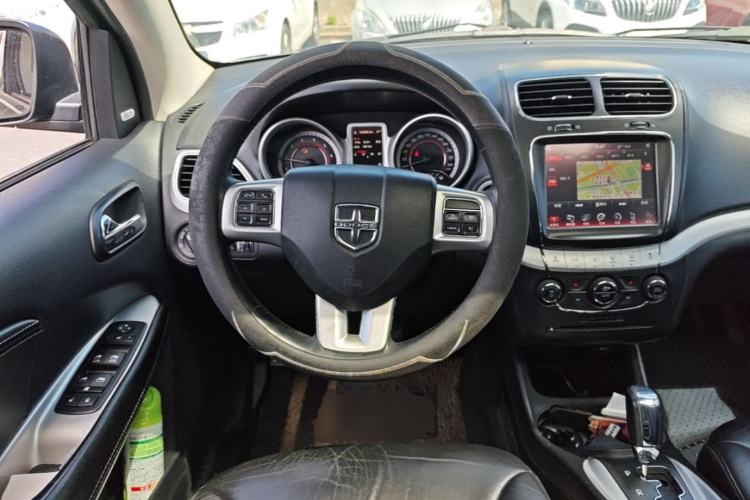Used Dodge Journey 2013 2.4L Two-Wheel Drive Luxury Version Steering Wheel