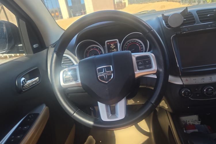 Used Dodge Journey 2013 2.4L Two-Wheel Drive Luxury Version Steering Wheel
